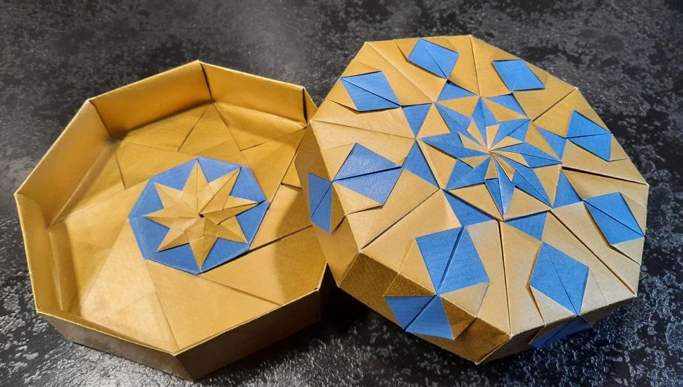 Octagonal box (bottom and top) with origami made from 2 x 8 paper squares, © Ilona Neumann