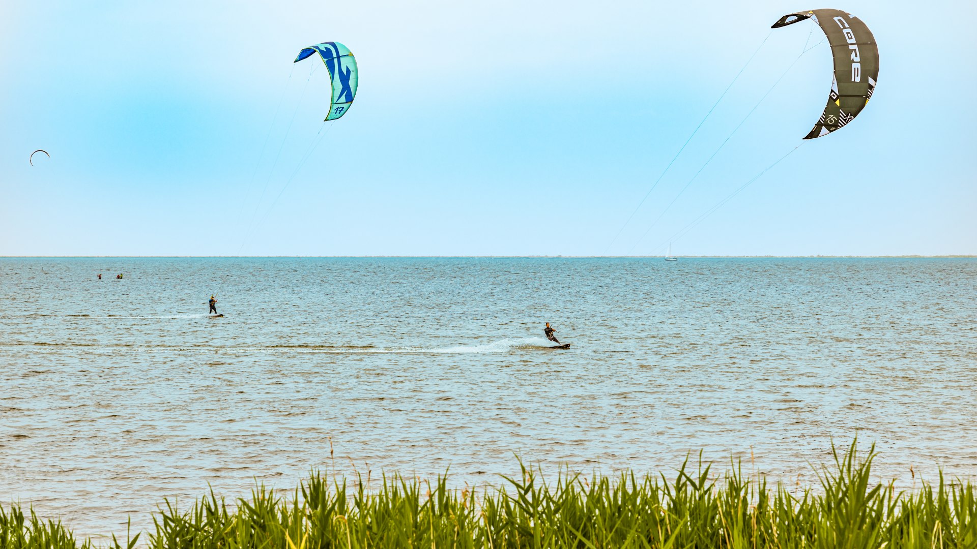 Kitesurferzy na Ummanz surfują w strefie stojącej nad Morzem Bałtyckim