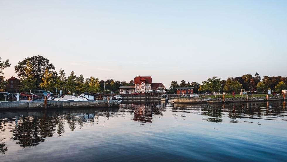 De haven in Loitz met zijn kristalblauwe water is de perfecte plek om even op adem te komen na een lange dag op het water, © TMV/WorldonaBudget