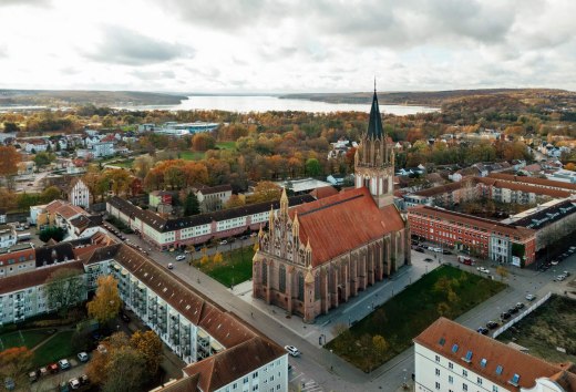 A view over the old town of Neubrandenburg with a view of the concert church and Lake Tollensesee in the background.
