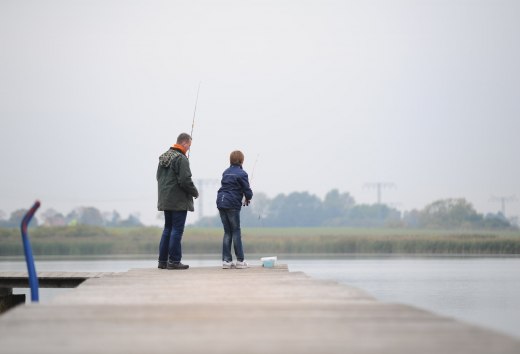 Ojciec i syn łowiący ryby na jeziorze Eixen w okręgu Pomorze Przednie-Rugia., © TMV/Foto@Andreas-Duerst.de