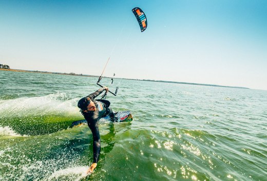Kitesurfers in de Saaler Bodden in de zon