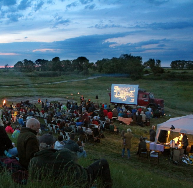 Open-air cinema in a picturesque landscape: Numerous visitors enjoy a movie screening in the open air., © Tobias Rank