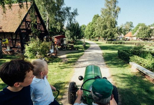 Ga met de tractor de velden op - iedereen wordt bij de hand genomen en kan het boerenleven ontdekken., © TMV/Gaensicke