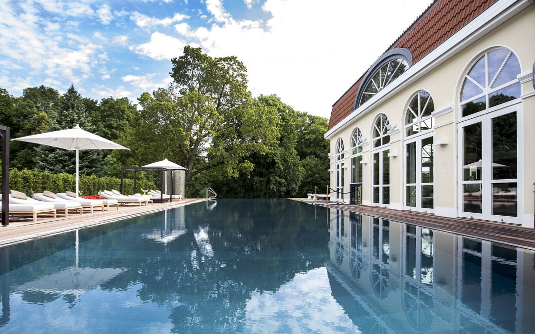 Basen odkryty w hotelu Schloss Fleesensee, © Schloss Fleesensee