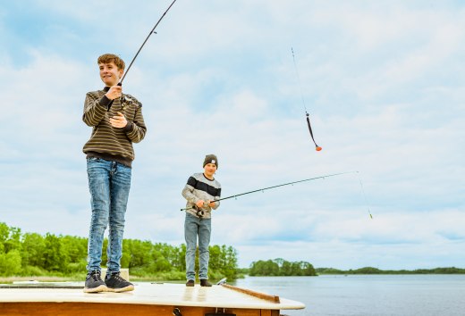 Przygody na łodzi mieszkalnej: dzieci mogą łowić ryby na Müritz., © TMV/Tiemann