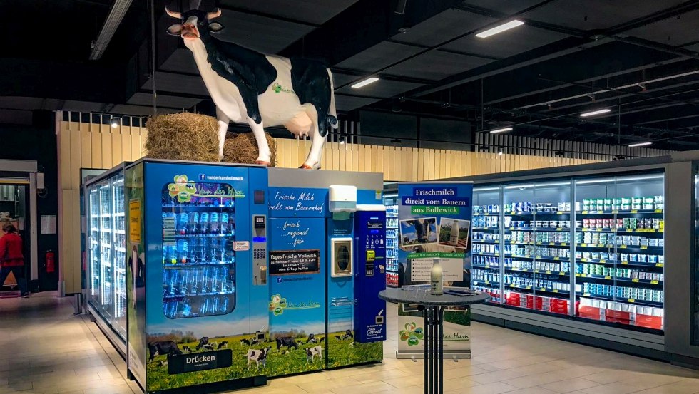 Automat do sprzedaży mleka Centrum EDEKA, © van der Ham Bollewick