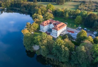 Schorssow lakeside castle with plenty of open space, © Seeschloss Schorssow
