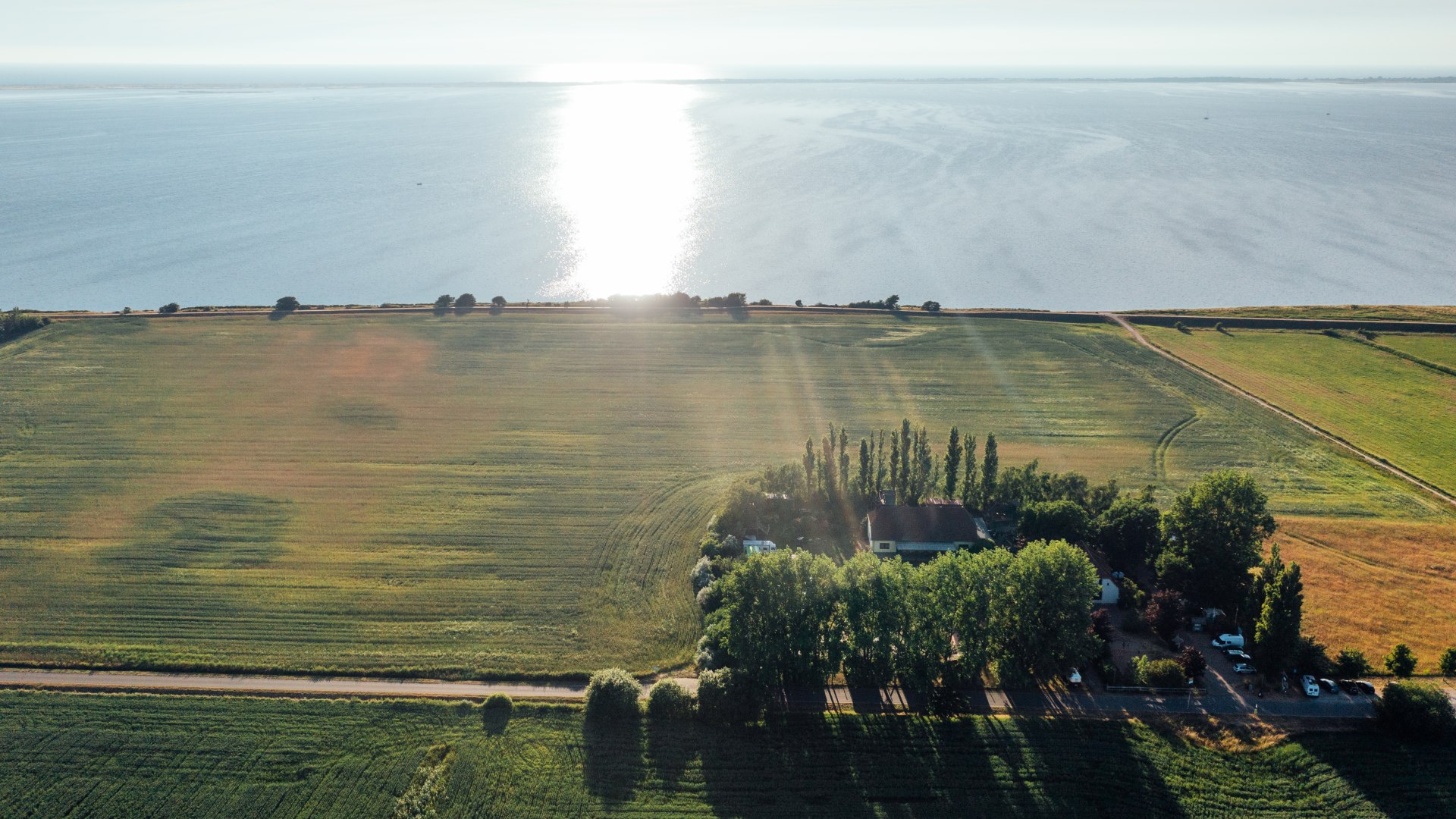 Het Ummaii Surfhostel vanuit de lucht met uitzicht op de Baltische Zee bij zonsondergang