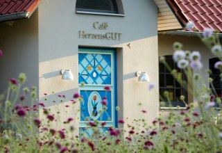 Café HerzensGUT - the enchanting little house with the blue door., © Thomas Mandt