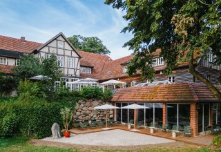 Buitenaanzicht van terras en zwembad, © St. Oberholz / Nils Hasenau
