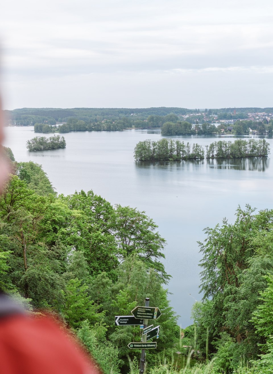 Het uitzicht over het landschap van het Feldbergmeer is betoverend - en met een beetje geluk zie je misschien wel een van de zeearenden die zich hier opnieuw hebben gevestigd!, © TMV/Gross