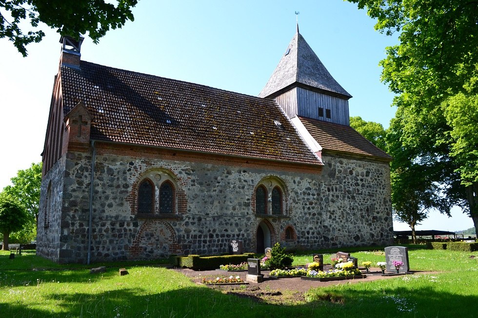 Kerkaanzicht met graven, © Lutz Werner