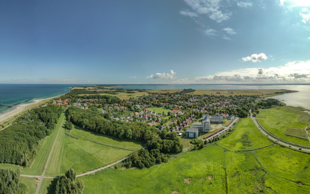 Kompleks apartamentów "Zwei Wasser" - Twój dom nad Morzem Bałtyckim w idyllicznym kurorcie bałtyckim Wustrow nad rzeką Darß., © K&K Ferienimmobilien GmbH & Co.KG