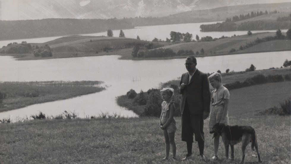 Hans Fallada with his children on the Hauptmannsberg in the Feldberg Sen landscape, © (c) Hans Fallada Archiv