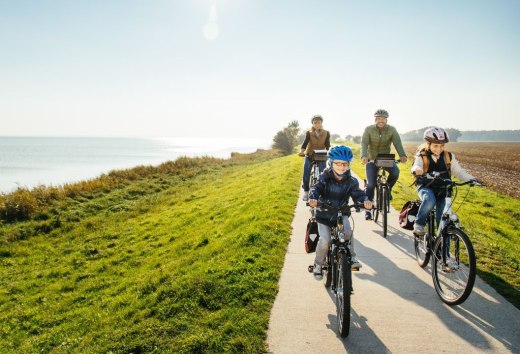 Family outing on a bike on the Baltic Sea island of Ummanz, © TMV/Roth