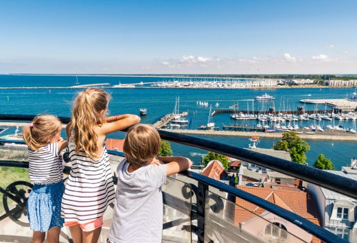 Uitzicht vanaf de 30,6 meter hoge vuurtoren in Warnemünde., © TMV/Süß