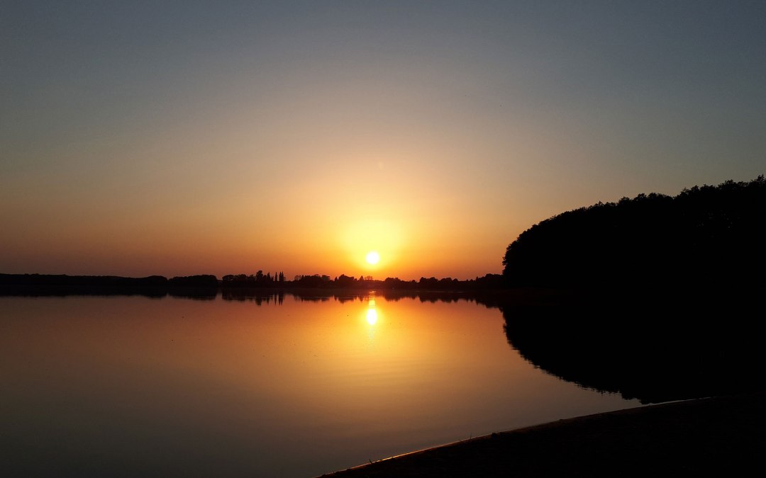 Czysty romantyzm. Ciesz się ciszą i spokojem, gdy słońce zachodzi nad jeziorem Käbelicksee., © Traugott Heinemann-Grüder