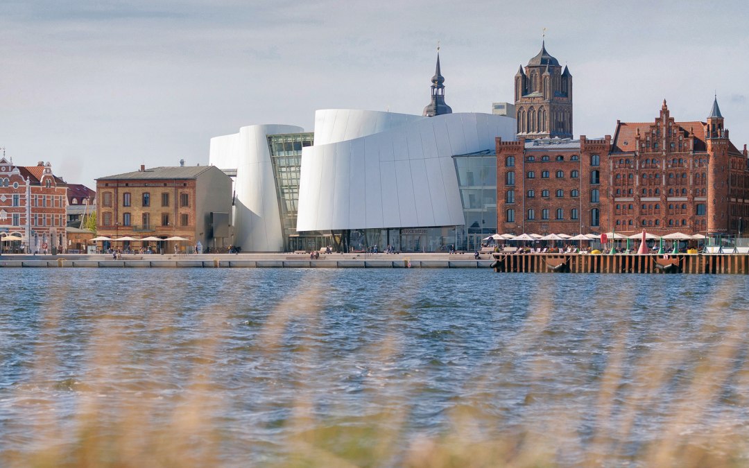 Exterior view of the OZEANEUM from the harbour side, © Foto: Anke Neumeister/Deutsches Meeresmuseum (Motiv aus der Ausstellung „Riesen der Meere“: Martin Harms/Deutsches Meeresmuseum
