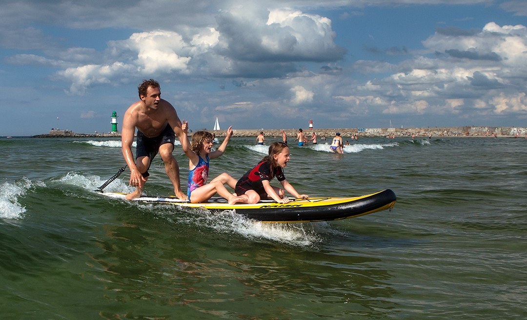 HW-Shapes oferuje szeroką gamę programów stand-up paddling. Od kursów indywidualnych i grupowych, przez zorganizowane wycieczki, imprezy firmowe i szkolne, po wielodniowe biwaki na SUP. Więcej informacji można znaleźć tutaj: www.sup-rostock.de., © © Matthias Marx | HW-Shapes