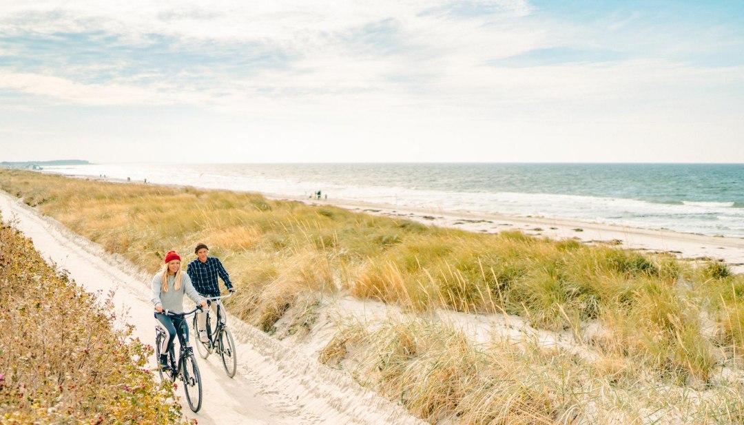 Een ontspannen fietstocht langs de schilderachtige duinen op het eiland Hiddensee, met uitzicht op de Baltische Zee op de achtergrond.