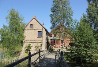 De waterburcht van Liepen en de vertrekken van de bedienden kunnen vanuit het park worden bereikt via een houten bruggetje., © Burmeister