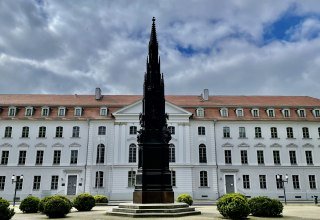 The University of Greifswald with the Rubenow Monument., © Gudrun Koch