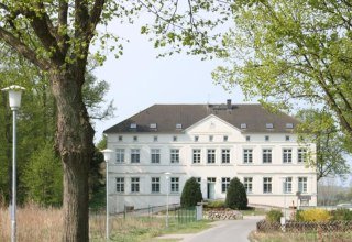 View of the manor house from the access road, © Klaus-Dieter Bartsch