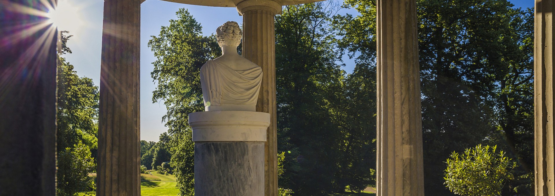 Temple with marble bust of Queen Luise in Hohenzieritz Palace Garden, © SSGK MV / Timm Allrich