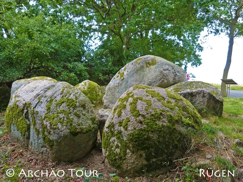 Zicht op enkele stenen van de megalithische graftombe "Goldbusch" met informatiebord, © Archäo Tour Rügen
