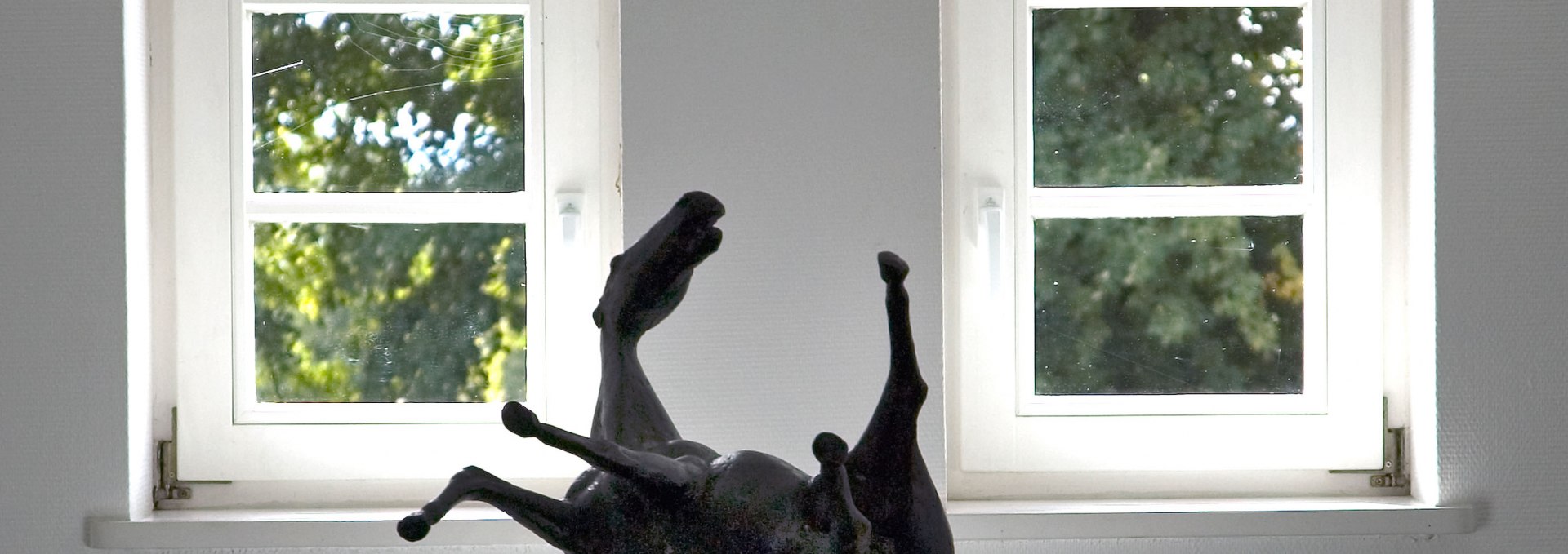 Upadły koń autorstwa Jo Jastram, © Stadt Ribnitz Damgarten