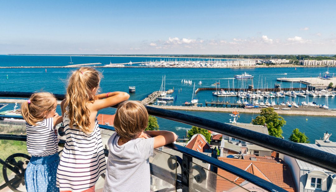 Uitzicht vanaf de 30,6 meter hoge vuurtoren in Warnemünde., © TMV/Süß