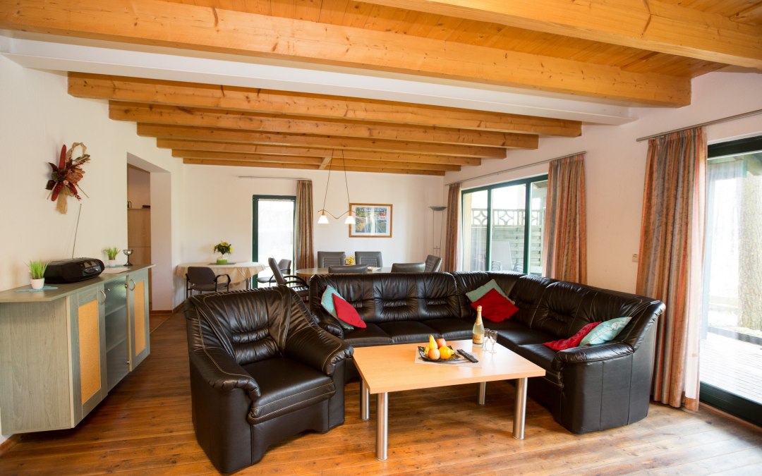 Gezellige leefruimte in vakantiehuis Waldschneise, © Ferienkontor