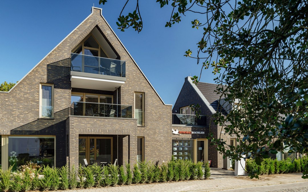 Widok na balkony Schietbüdel, Boddenschnacker i taras mieszkania Pinschieter, © Integral Immobilien