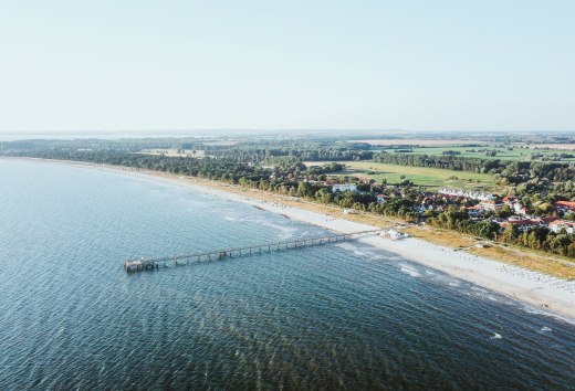 Fine sandy beach to the horizon, the green-blue-yellow inland and the pier are among the trademarks of the Baltic resort Boltenhagen., © TMV/Friedrich