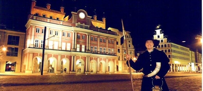 The Rostock night watchman in front of the town hall, © HTR Hansetouristik Rostock