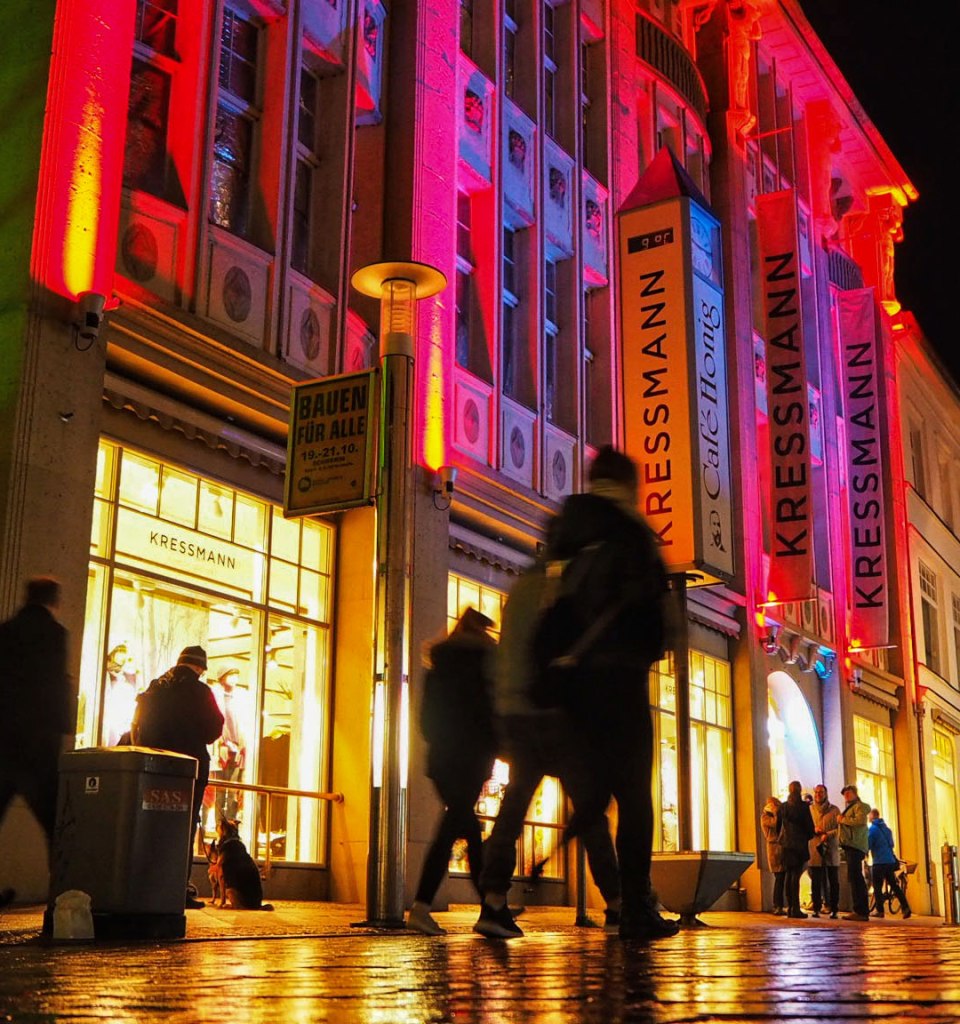 Shopping in Schwerin is particularly enjoyable during the illuminated stroll. Many stores are colorfully illuminated., © Landeshauptstadt Schwerin/Ulrike Auge