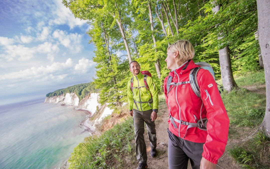 Het pad langs de hoge oever in het Nationaal Park Jasmund biedt een uniek uitzicht op de krijtkust van Rügen., © TMV/outdoor-visions.com
