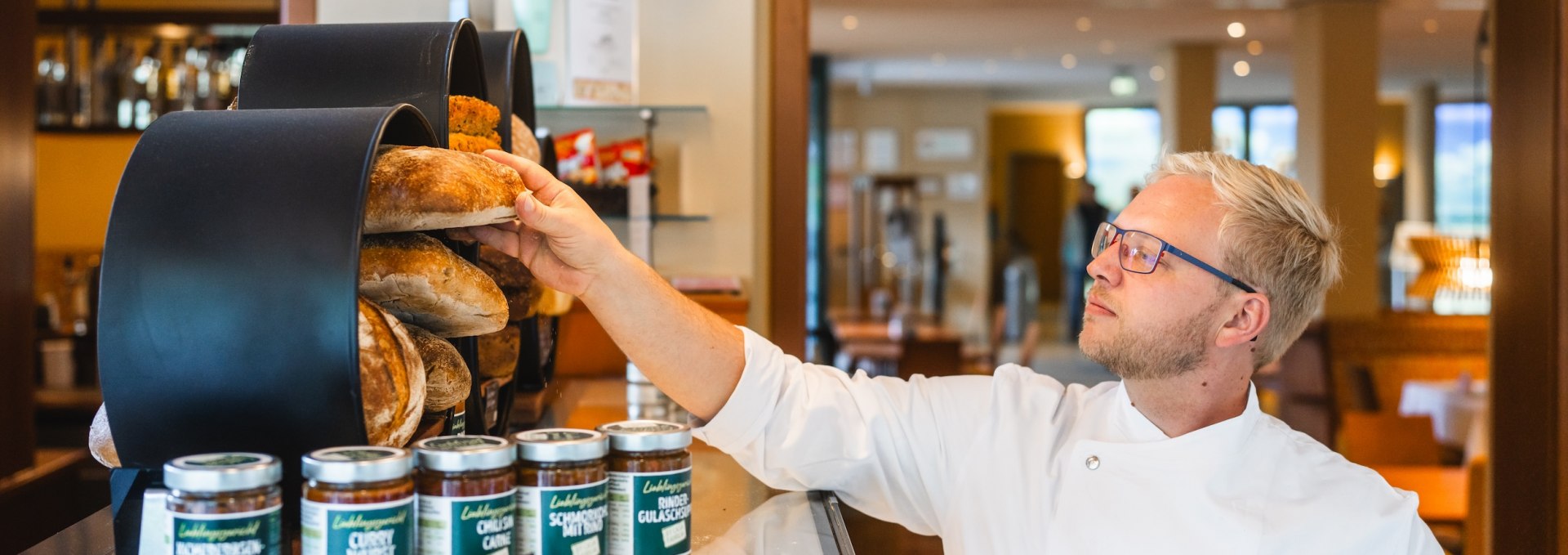What started with a sourdough as a corona project by chef Christoph Drauß now fills an entire bakery. Brand new in the range: soups and pan-fried dishes in a jar., © TMV/Gross