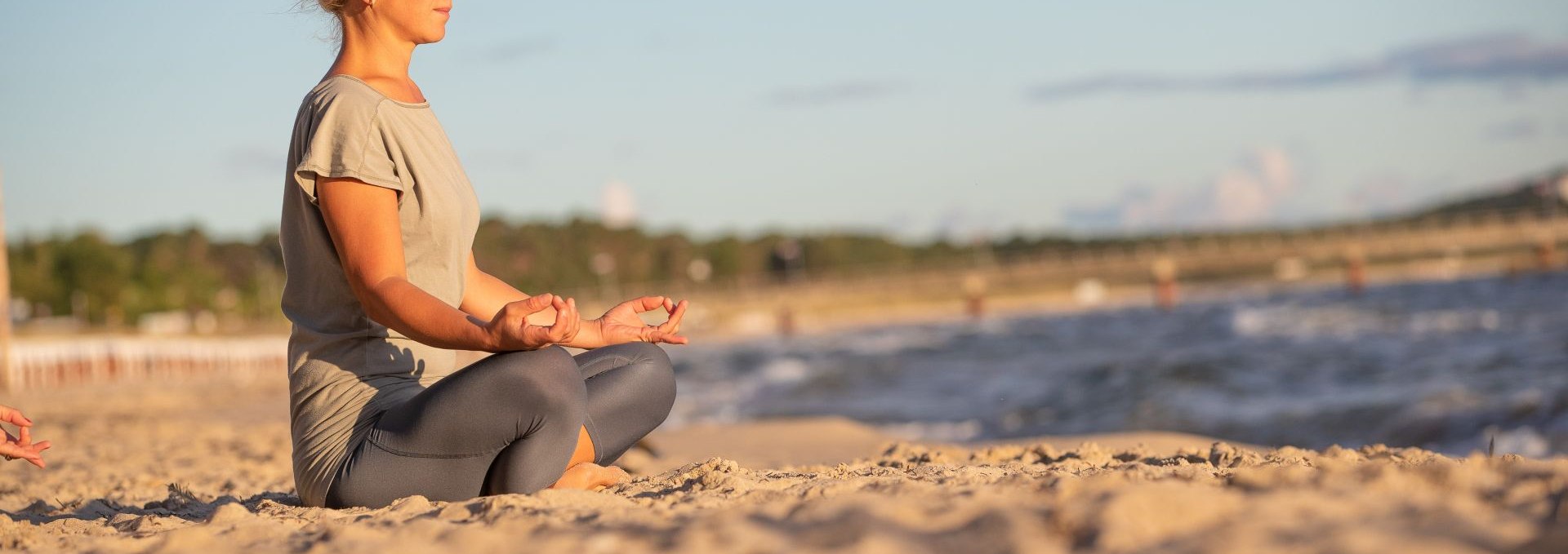 Yoga on the beach (c) Kurverwaltung Goehren Martin Stoever _09-2020_P5I3823, © Kurverwaltung Goehren / Martin Stoever