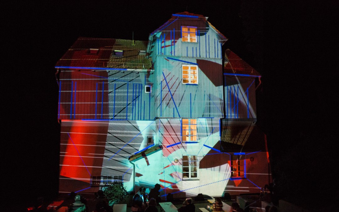 Künstlerhaus Lukas verpakt in een lichtprojectie van Phillip Geist, © Kurverwaltung Ahrenshoop · Foto voigt&kranz UG, Prerow