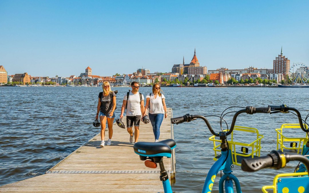 Vom Gehlsdorfer Ufer den Blick auf den Rostocker Stadthafen genießen, © TMV/Tiemann