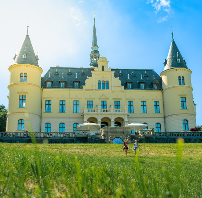 The castle hotel in the heart of the island of Rügen with 65 individual rooms, restaurant with terrace, bar and wellness area with sauna and indoor pool. Experience unique architecture combined with exquisite cuisine and outstanding service., © TMV/Tiemann