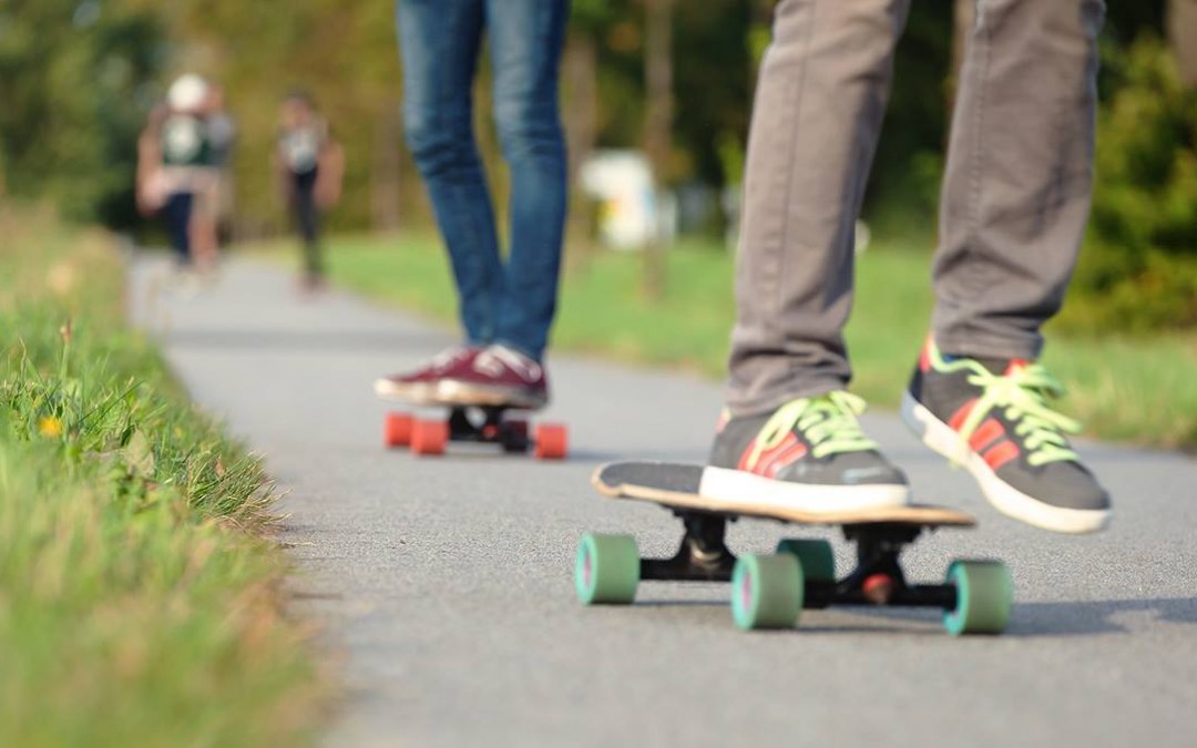 HW-Shapes oferuje mieszkańcom i turystom wszystkich pokoleń zróżnicowany program wydarzeń w sezonie: cotygodniowe wydarzenia odbywają się przez całe lato, zwykle rozpoczynając się w sklepie surfingowym przy Friedrich-Franz-Straße 21 w Warnemünde. We wtorkowe poranki zainteresowani mogą wziąć udział w kursie jogi i SUP na plaży, a wtorkowe wieczory poświęcone są hasłu "Skim Jam". W środy chłopcy i dziewczęta zapraszają do wspólnego pływania na longboardzie, a w czwartki organizują nadzorowane wycieczki SUP po Morzu Bałtyckim, starej rzece lub Warnowie. Podobnie jak "Skim Jam", oba wydarzenia są bezpłatne. Raz w miesiącu odbywa się nawet sesja jazdy na rolkach tylko dla dziewcząt. Piątki również nie pozostają nietknięte: Raz w miesiącu impreza "Mięso na ulicy" przyciąga towarzyskich mieszkańców i wczasowiczów do sklepu surfingowego z bratwurstem i kinem rowerowym., © © Matthias Marx | HW-Shapes