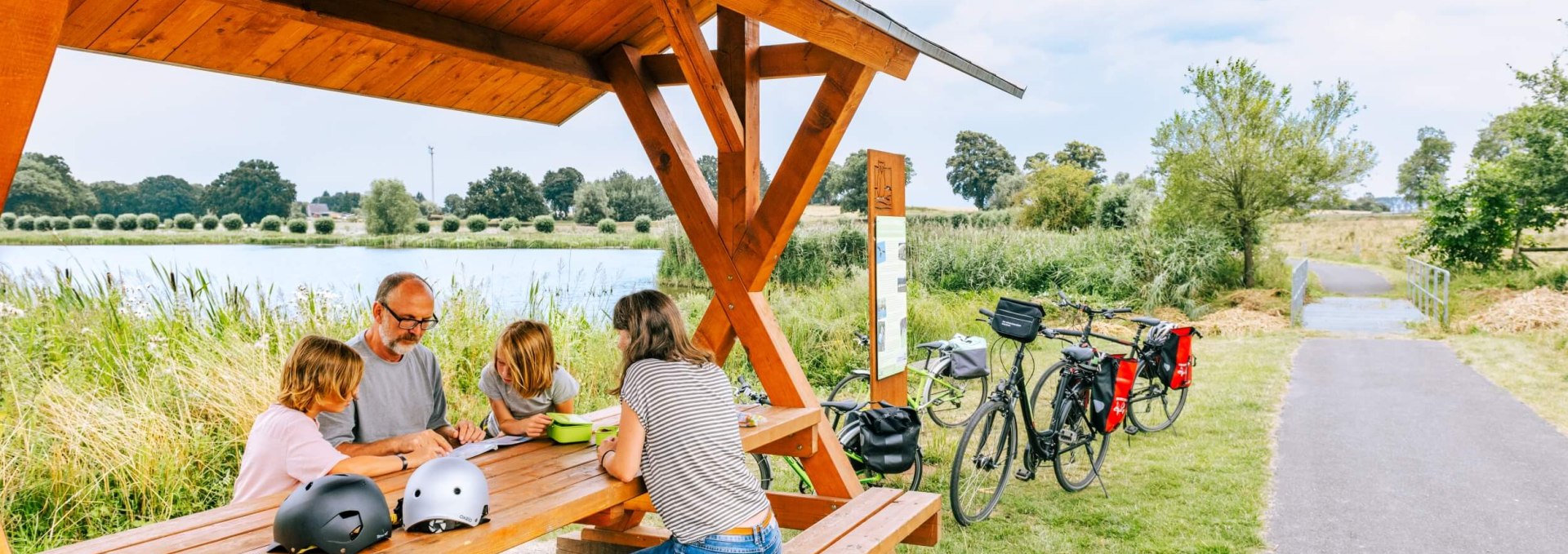 Even the fittest cyclists need a break. And in Mecklenburg, the next lake is always glistening in the background., © TMV/Tiemann