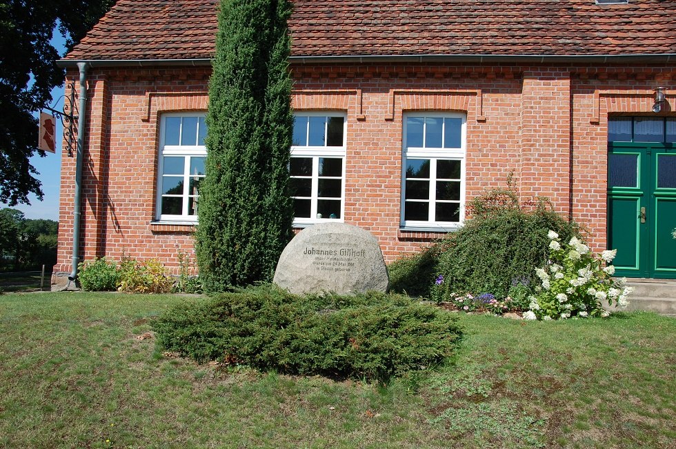 Przed szkołą znajduje się kamień pamiątkowy., © Gabriele Skorupski