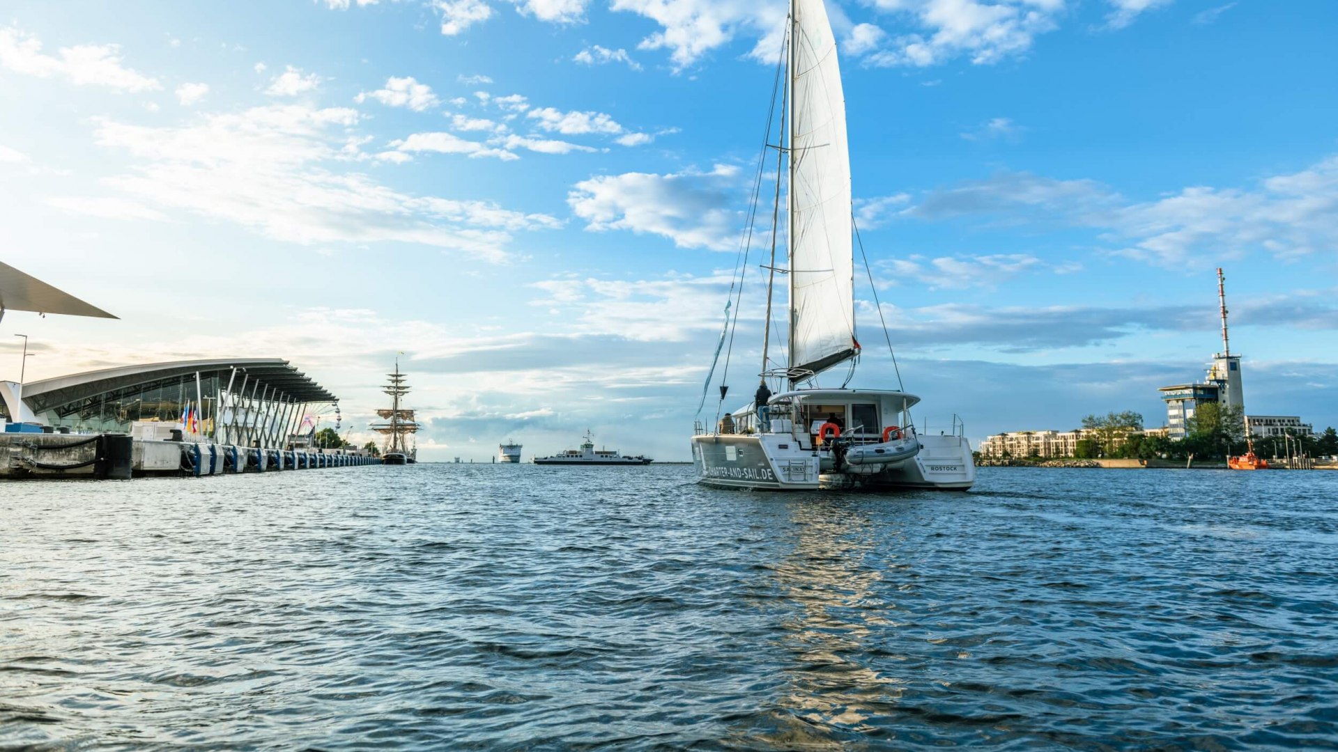 Het is jammer dat de zonsondergangscruise op de catamaran maar vier uur duurt., © TMV/Tiemann Het is jammer dat de zonsondergangscruise op de catamaran maar vier uur duurt., © TMV/Tiemann